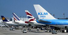 Самолёты авиакомпаний Air France, British Airways, KLM и Lufthansa у телетрапов терминала D