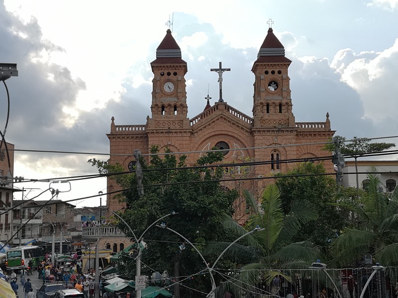 File:Iglesia de San Lorenzo, Yolombó - parque principal.jpg