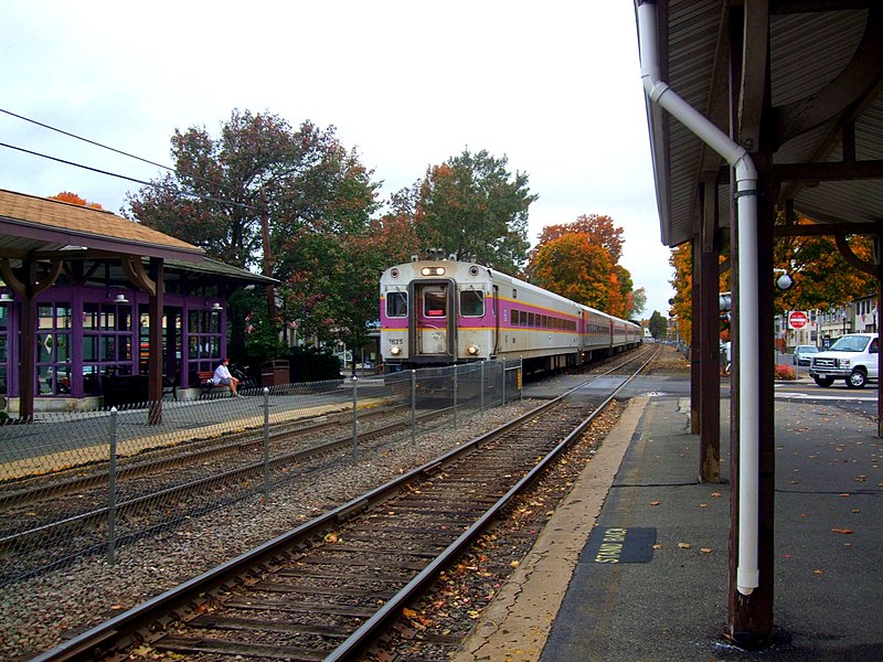 File:Inbound train at Wyoming Hill, October 2010.jpg