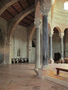 Interior of temple. Interno del tempio di Sant'Angelo.JPG