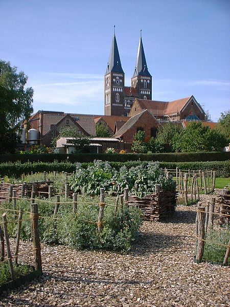 File:Jerichow Klostergarten.jpg