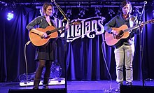 Joan Shelley actuando con Nathan Salsburg en Whelan's, Dublín en 2017