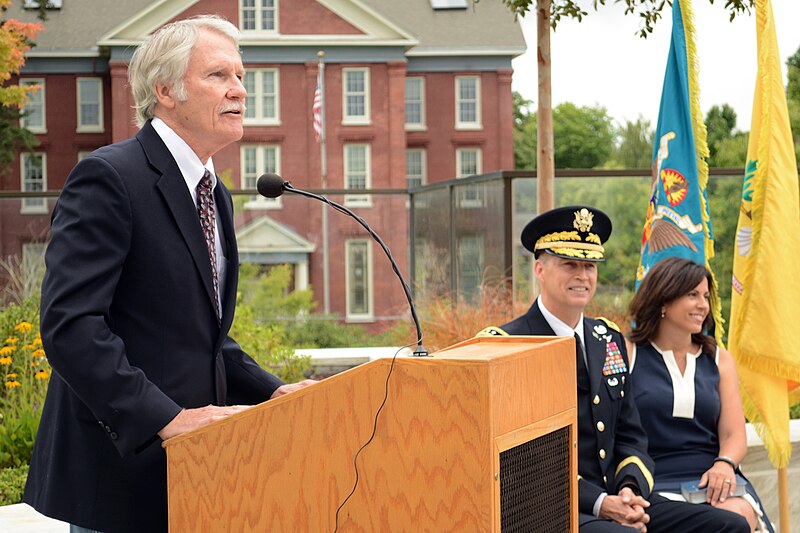 File:John Kitzhaber speaks during the investiture ceremony for Oregon’s new adjutant general, Maj. Gen. Daniel R. Hokanson.jpg