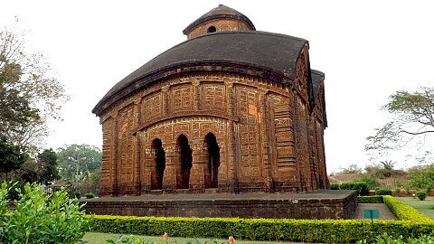 Jor-bangla features a curved Do-chala style roof