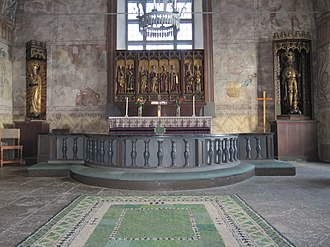 Interior view of the choir with the altarpiece (1470s), flanked by medieval sculptures depicting Mary and Saint Olaf Jumkils kyrka int06.jpg