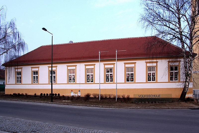 File:Kaisersdorf - Volksschule (02).jpg