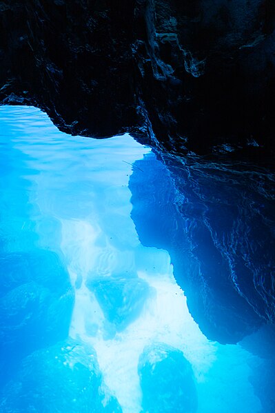 File:Kalkstein in der Blauen Grotte auf der Insel Bisevo, Kroatien (48693958422).jpg