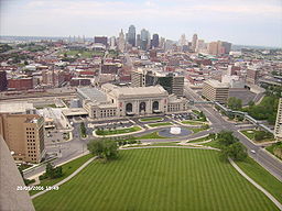 Vy af Kansas City med Union Station midt i billedet.