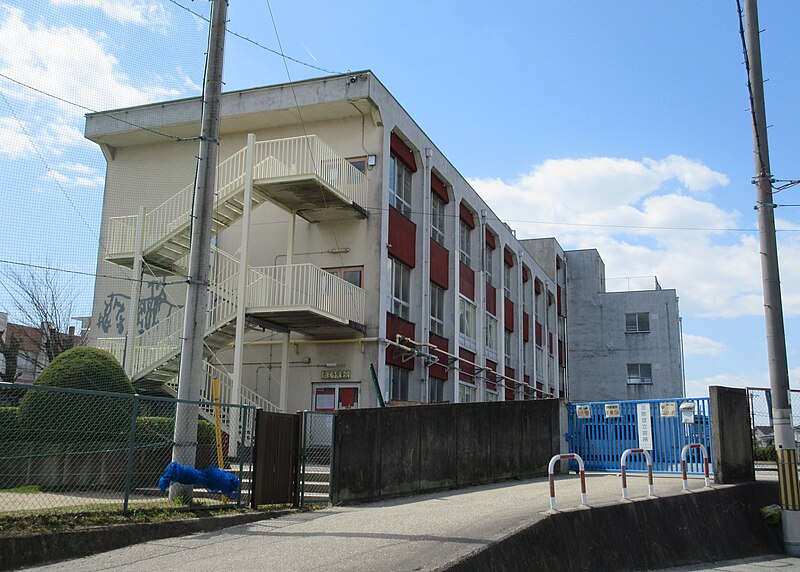 File:Katano City Chohoji elementary school.jpg