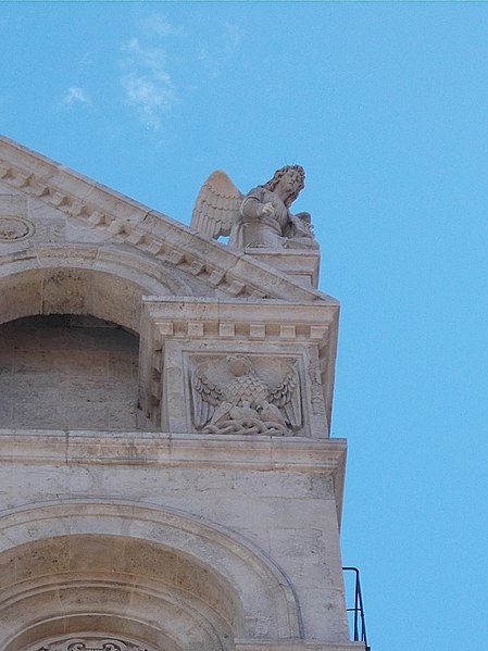 File:Kathedrale, Engel-Statue, Fassadenrelief Vögel, 2022 Pécs.jpg