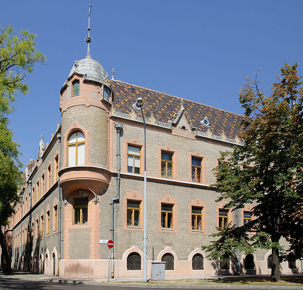 File:Kecskemet City Hall - 1.jpg