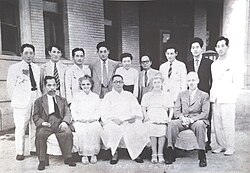 대한민국 방문 중 경교장을 찾아온 조지 애시모어 피치 박사 부부와 함께 (1946년)(사진 뒷줄 가운데가 안미생, 앞줄 가운데는 김구, 앞줄 왼쪽은 피치 박사 부부, 앞줄 오른쪽은 조완구, 프란체스카 도너 순, 뒷줄 왼쪽 첫 번째는 엄항섭, 세 번째는 이기붕, 네 번째는 안우생, 가운데는 안미생, 오른쪽 첫 번째는 선우진, 네 번째는 서영해)