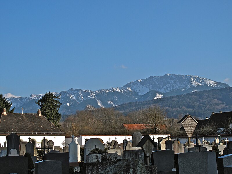 File:Kloster Benediktbeuern mit Friedhof und Benediktenwand im Hintergrund.jpg