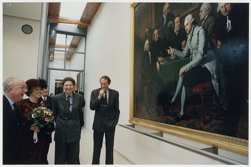File:Koningin Beatrix bewondert het schilderij van Leendert Viervant, de eerste architect van Teyler, in het Teylers Museum.jpg
