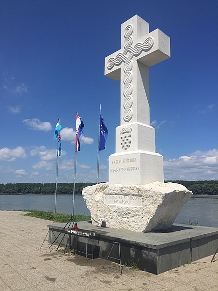 File:Križ na ušću Vuke u Dunav u Vukovaru.jpg
