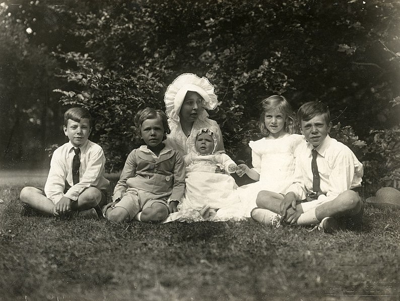 File:Kronprins Gustaf Adolfs familj på Sofiero 1917 (01).jpg