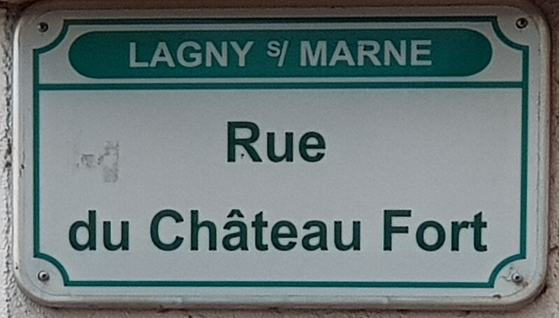 File:L1521 - Plaque de rue - Rue du Château Fort.jpg