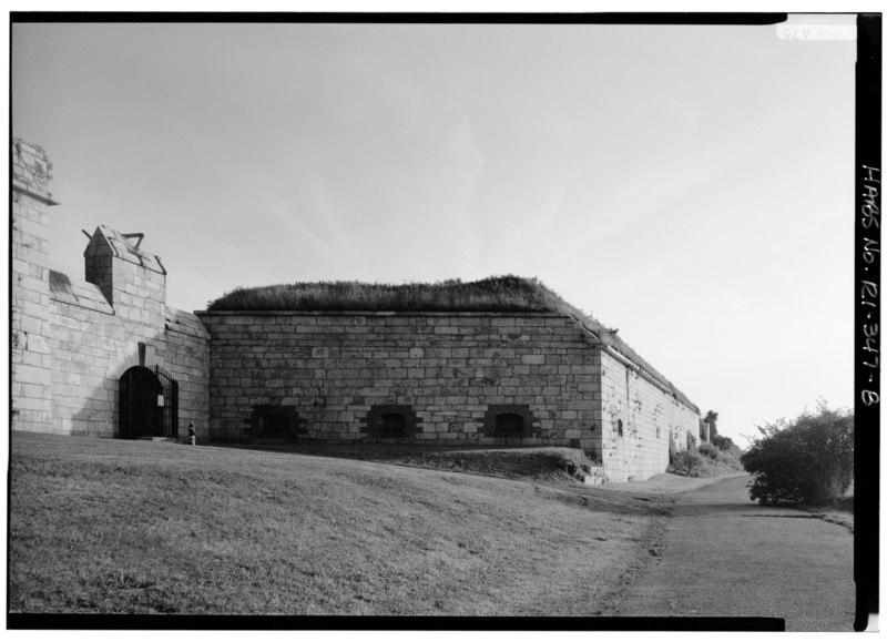 File:LOOKING SOUTH TOWARDS NORTH EXTERIOR WALL OF SOUTHWEST BASTION AND SOUTHWEST ENTRANCE GATE - Fort Adams, Newport Neck, Newport, Newport County, RI HABS RI,3-NEWP,54-8.tif