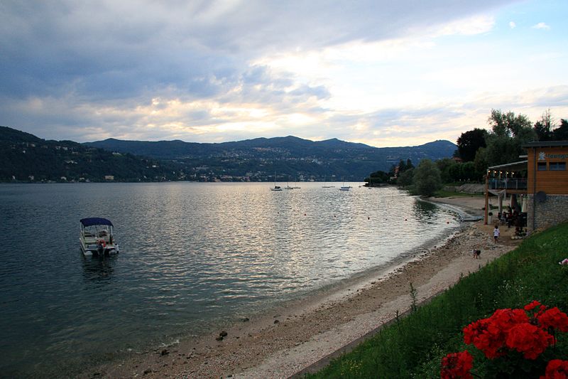 File:Lago di Maggiore (4882916351).jpg