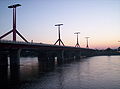 Die hier gezeigte Brücke ist die jüngste Brücke Budapests über die Donau. Wie heißt sie?