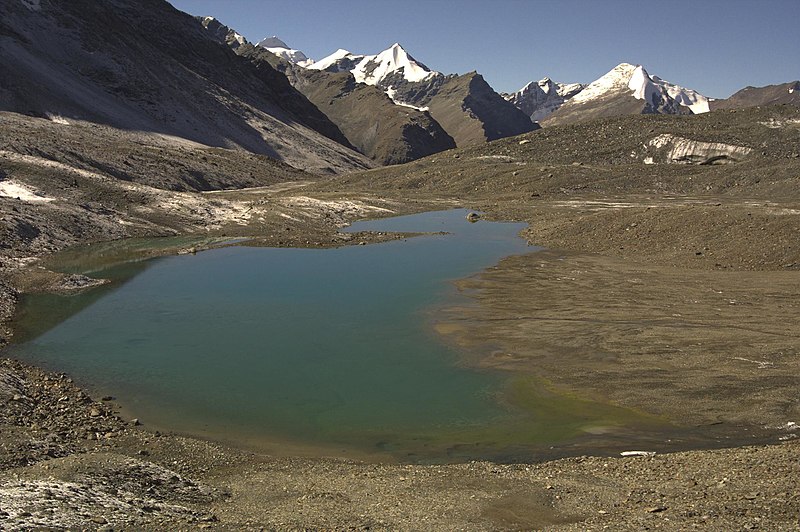 File:Lake-on-shingo-la.jpg