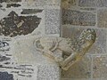 Le Tréhou : église paroissiale Sainte-Pitère, lion sculpté au chevet de l'édifice.