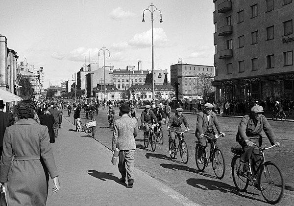 Traffic on Hämeenkatu during the interim peace in June 1940