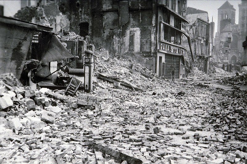 File:Lisieux en ruines après les bombardements alliés de juin 1944 rue Henry-Chéron.jpg
