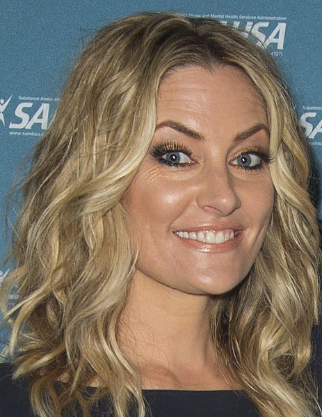 File:Luke Kirby with presenter Mädchen Amick 2016 SAMHSA VOICE AWARDS (29150419741) (cropped).jpg