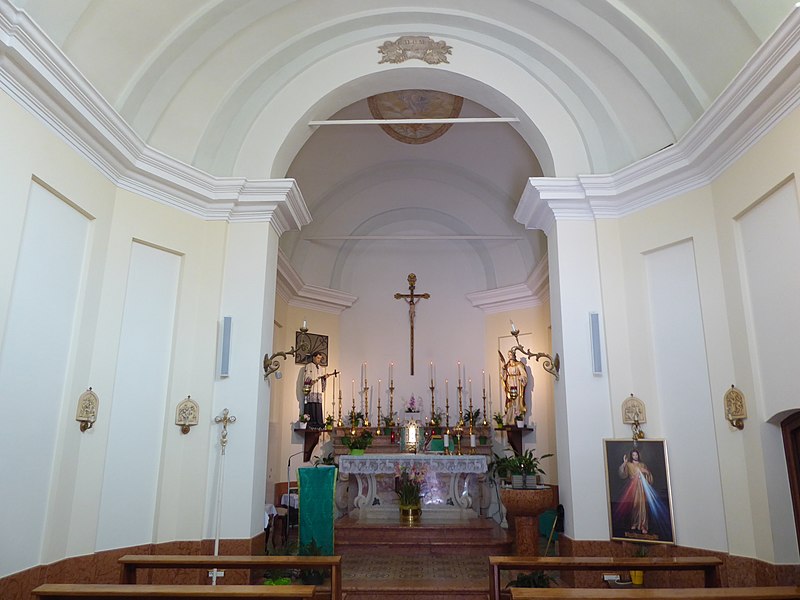 File:Lumini, chiesa di Sant'Eurosia - Interno 01.jpg