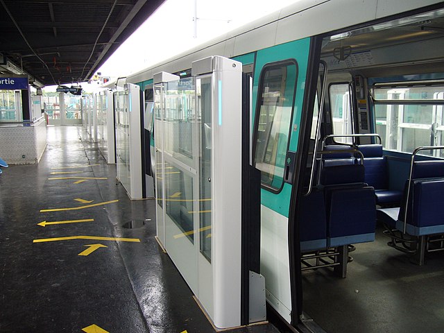 Platform screen doors at Châtillon-Montrouge station