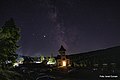 Mănăstirea Sihăstria Voronei, vedere nocturnă. Turla de la intrarea în mănăstire cu planetele Jupiter și Saturn în stânga, în dreapta Calea Lactee.