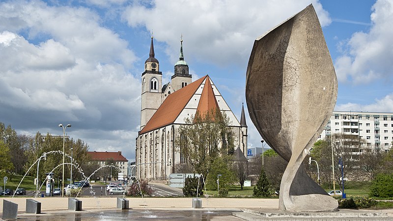 File:Magdeburg Johanniskirche und Fahnenmonument.jpg