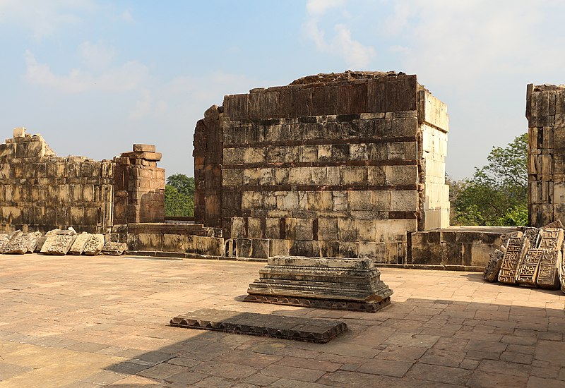 File:Mahmud Khilji's Tomb 03.jpg