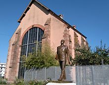 Statue de Pierre Messmer devant la chapelle des Cordeliers.