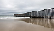 Bei Tijuana in den Pazifik hineinreichende Grenzbefestigung (Mexican Wall)