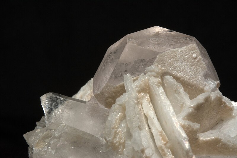 File:Morganite, cleavelandite, quartz 7100.1.0973.jpg