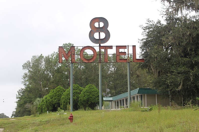 File:Motel 8, Hamilton County.jpg