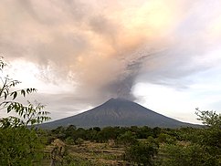 Ash plume from Mount Agung on 27 November 2017 Mount Agung, November 2017 eruption - 27 Nov 2017 01.jpg