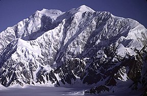 Mount Logan soos vanaf die suidweste gesien