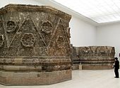 Fațada de palat de la Mshatta din Iordania, acum în Muzeul Pergamon din Berlin, circa 740?