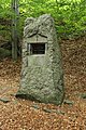 Čeština: Wildnerův a Leubnerův pomník ve strži na úpatí vrchu Na Chatkách upomíná na dva muže (Josefa Wildnera a Oswalda Leubnera), které zde 12. dubna 1930 zasypal sesuv půdy.