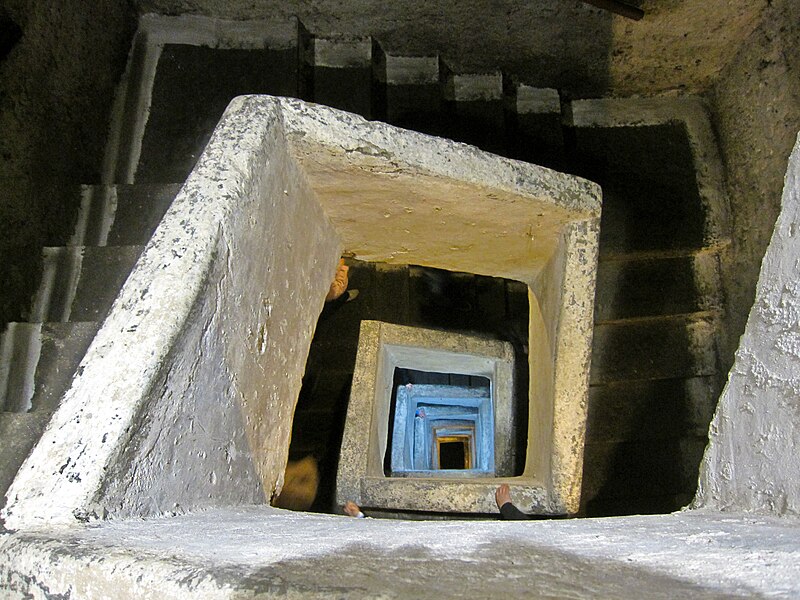 File:Napoli sotterranea (scala scavata).jpg