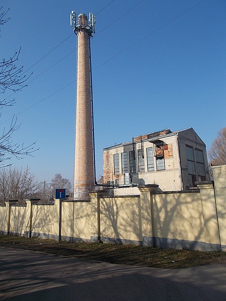 File:Nevelőintézet, kémény, 2019 Aszód.jpg