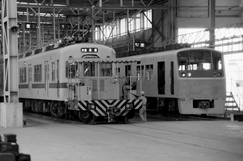 File:Nishitetsu 607 and 2021 at Chikushi depot 19890082.jpg