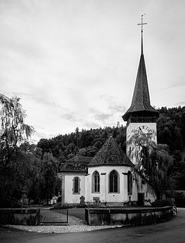 Oberdiessbach Kirche mit Grabkapelle von Wattenwyl.jpg