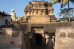 Gamle tempel (delvist begravet) til højre side af hovedindgangen til det moderne Banashankari -tempel