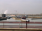 De Oranjesluizen gezien vanaf de Schellingwouderbrug.