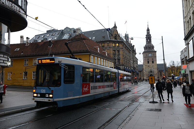 File:Oslo tram and Oslo Cathedral on the background (29252928263).jpg