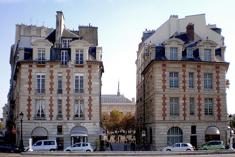 File:PA180267 Paris Ier Place Dauphine entrée ouest reductwk.JPG